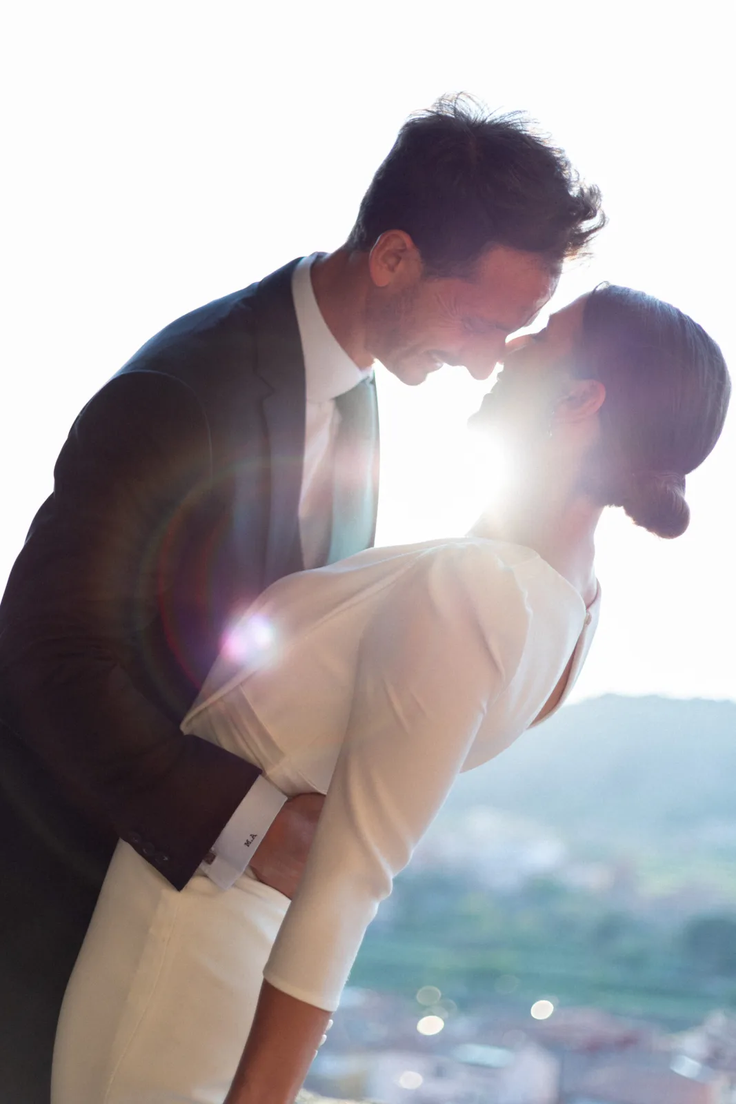 Novios besándose a contraluz