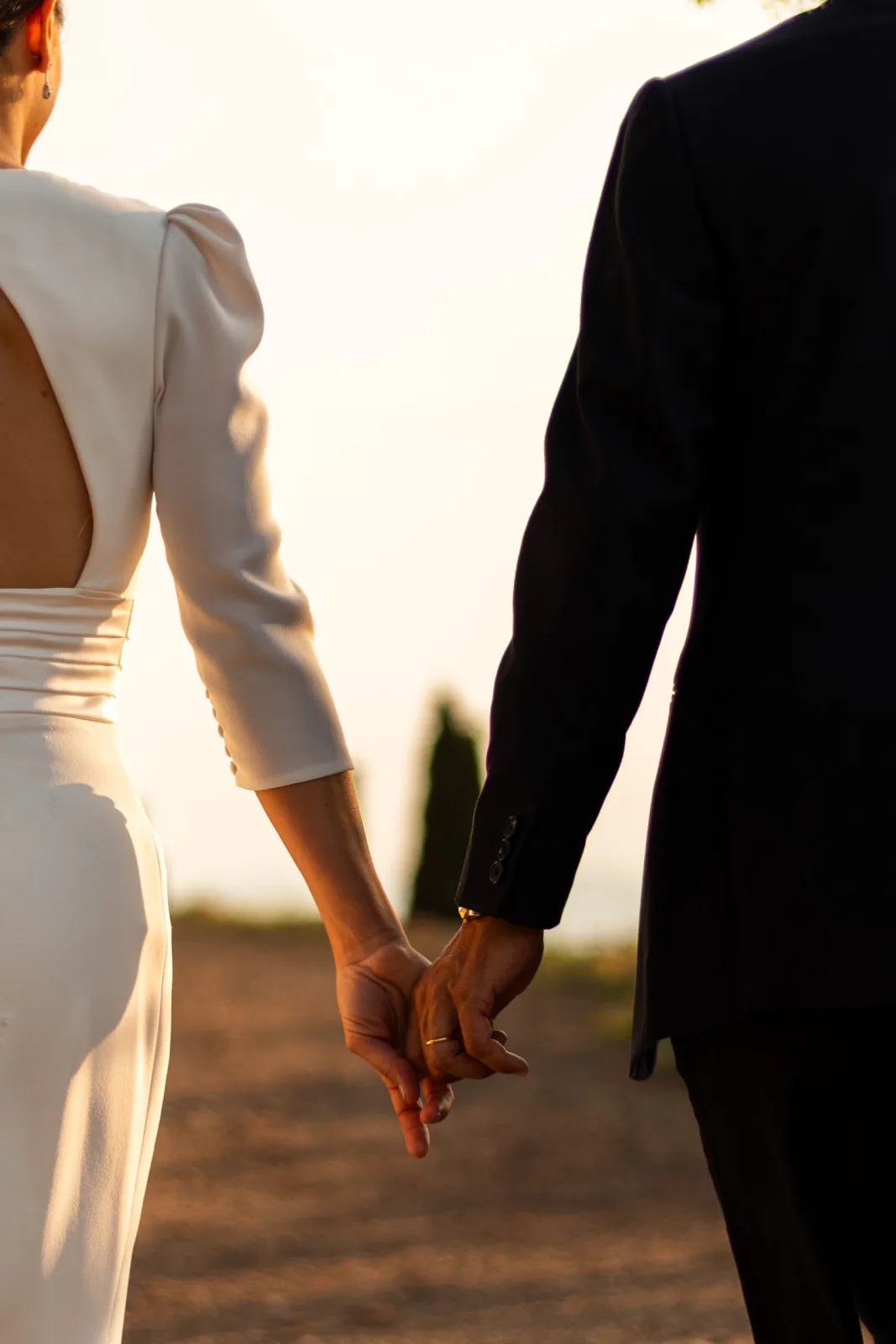 Pareja de la mano al atardecer